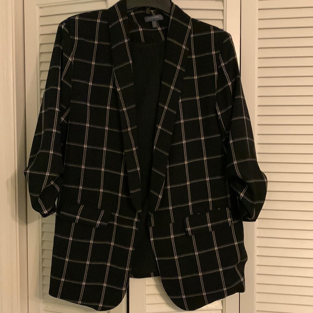 Formal blazer with 3 quarter sleeve. Black with yellow and white stripes
